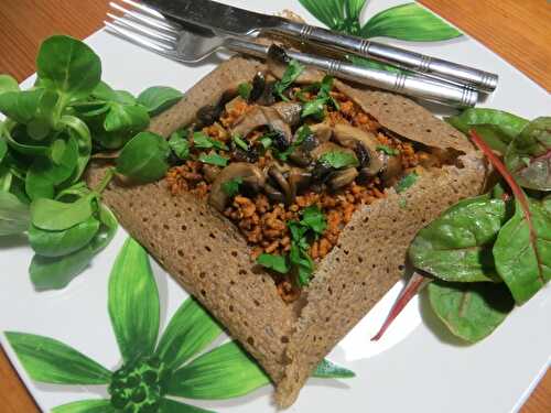 Galette bretonne à la fausse viande fumée et aux champignons