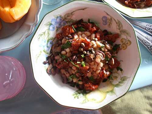 Haricots blancs en salade, champignons grillés et tomates confites