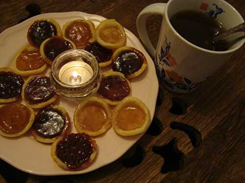 Jam tarts for a perfect Sunday / tartelettes à la confiture