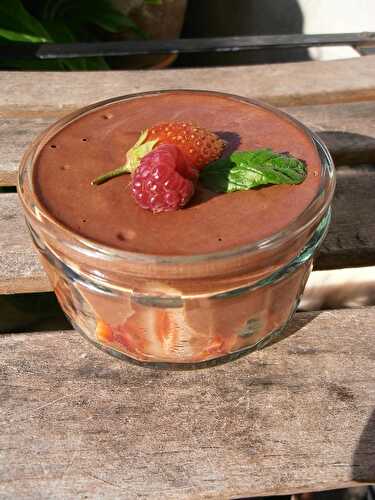 Mousse au chocolat aux fraises et à la fleur d'oranger