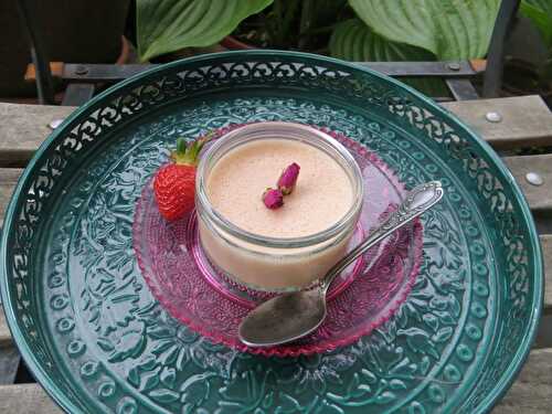 Mousse au chocolat blanc, crémeuse et à la rose