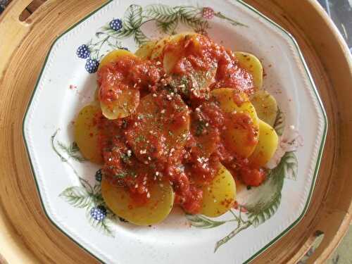 N'importe quoi de pommes de terre à la tomate et aux épices