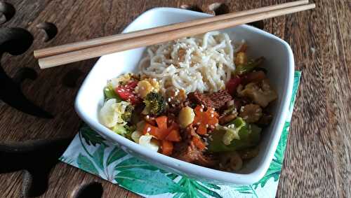 Nouilles asiatiques aux légumes sautés au gingembre et à la coriandre, et à la fausse viande