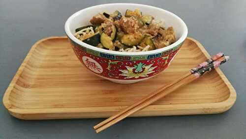 Nouilles chinoises, courgettes et émincés sautés au sésame