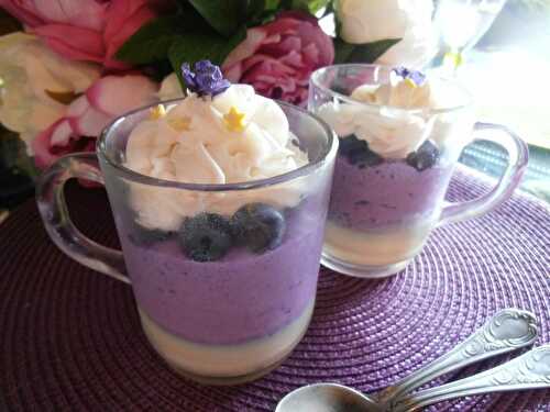 Panna cotta à rien + mousse à la violette + myrtilles = dessert qui en jette