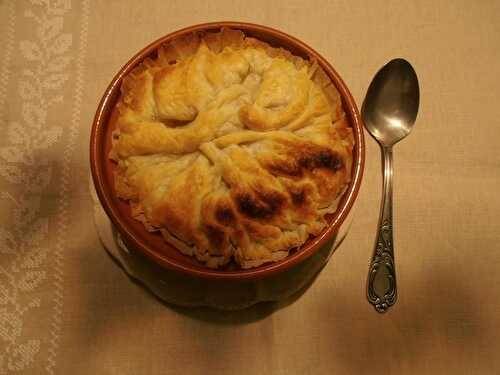 Pâté de pommes de terre aux oignons et au vin blanc