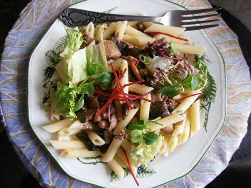 Penne rigate raffinées, champignons forestiers et salade folle