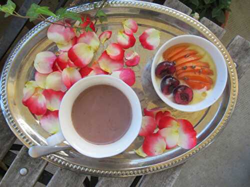 Petit déjeuner vanille, fruits de saison et lavande