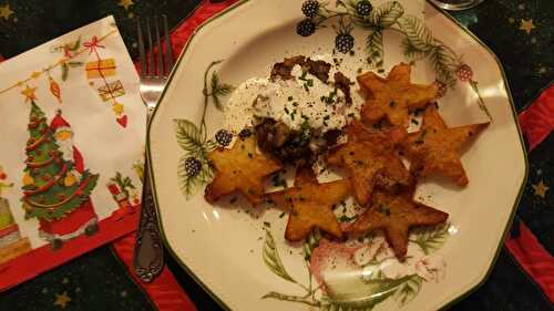 Pommes de terre sautées et petits steaks marrons-champignons