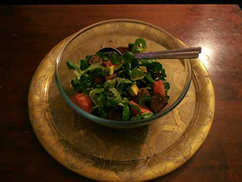 Salade d'avocat, pamplemousse rose et tofu grillé