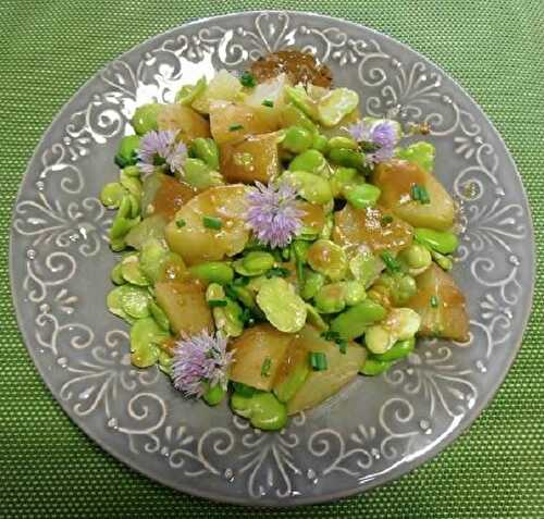 Salade de fèves, pommes de terre tièdes et fleur de ciboulette