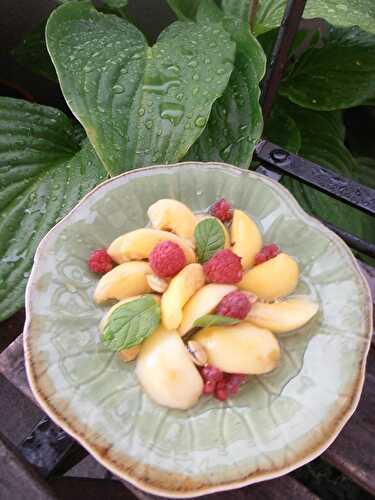 Salade de pêches et de framboises au sirop de cardamome