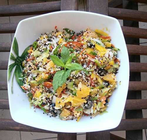 Salade de quinoa, fruits et légumes frais