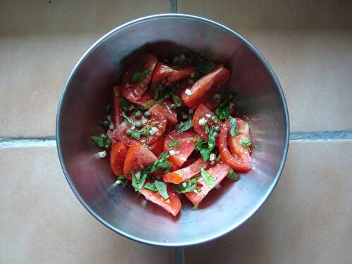 Salade de tomates du jardin simple et divine