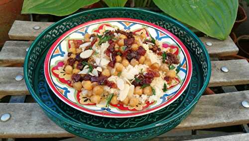 Semoule de couscous aux pois chiches, et raisins et oignons caramélisés