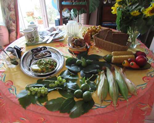 Soirée d'été comme autrefois: repas de fruits et de graines