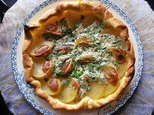 Tarte à la pomme de terre, à la crème et aux herbes fraîches