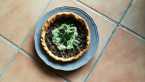 Tarte aux champignons et à la crème et aux herbes fraîches