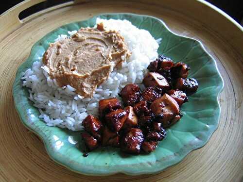 Tofu caramélisé et riz à la purée de cacahuète