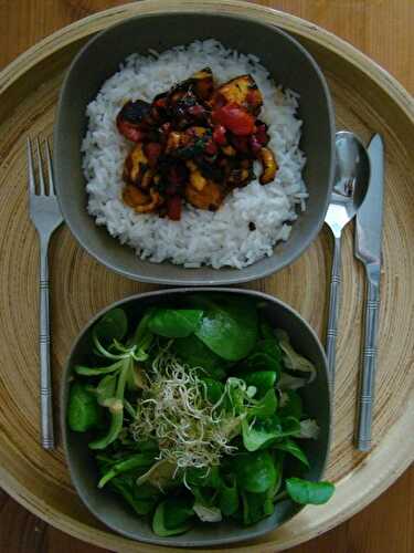 Tofu et poivrons grillés à la coriandre et à la noix de cajou + riz