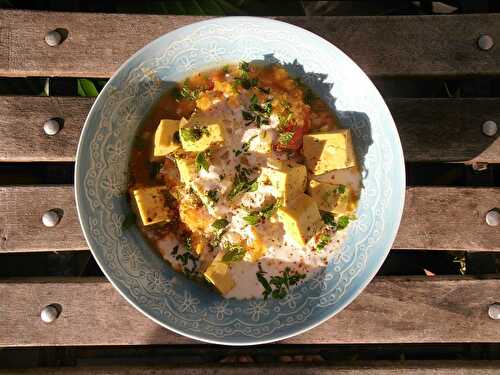 Tofu mariné au curry et à la citronnelle + dhal de lentilles corail à la tomate