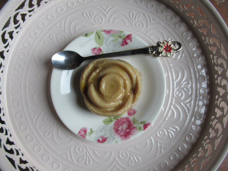 Gâteau de semoule rose et cardamome