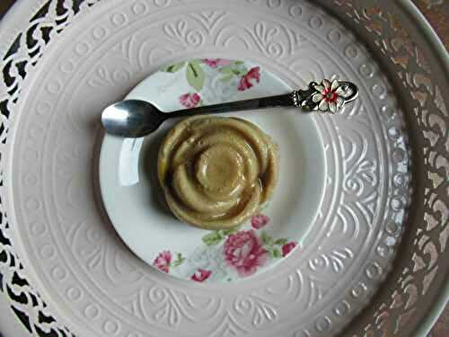 Gâteau de semoule rose et cardamome