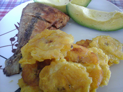 Bon appetit! Poisson frit, fritos et avocat