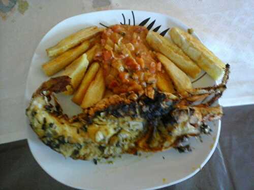 Langouste au four, sauce au lait de coco, frites de manioc