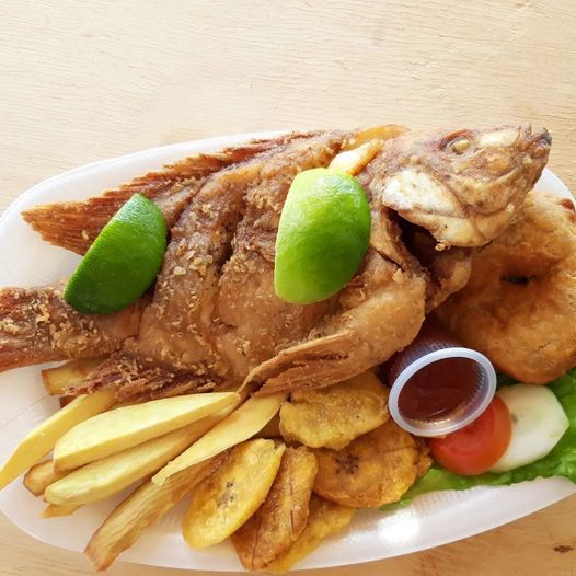 Poisson frit comme sur une plage de République Dominicaine