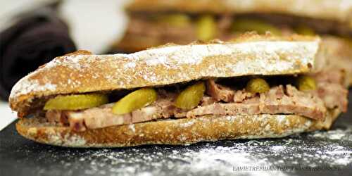 Sandwich au pâté de campagne et aux cornichons