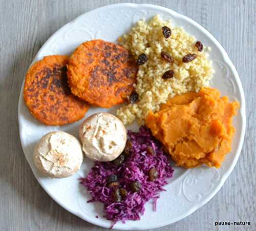 Assiette véggie et ces galettes carotte-butternut-flocons de pois chiche