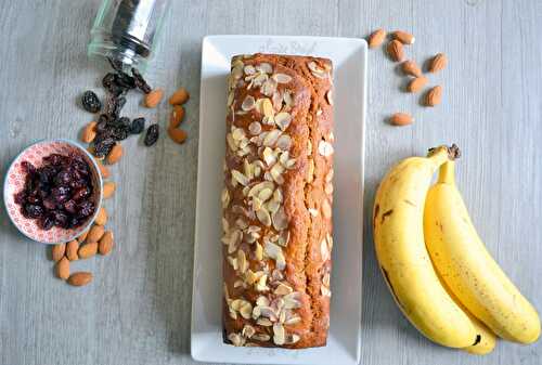 Banane cake à la farine de maïs, pâte de spéculoos, amandes, raisins secs et cranberries