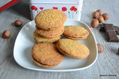 Biscuits aux noisettes fourrés au chocolat