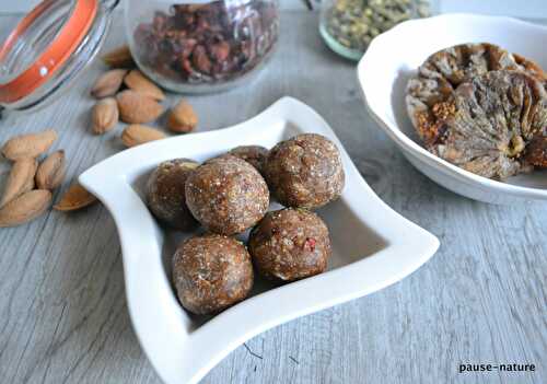 Boules énergiques figues-amandes et cerises déshydratées