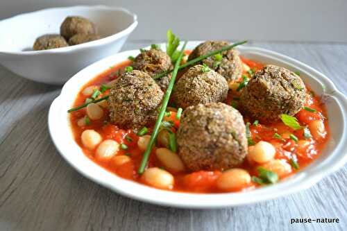 Boulettes de légumes et sarrasin sur lit de haricots coco