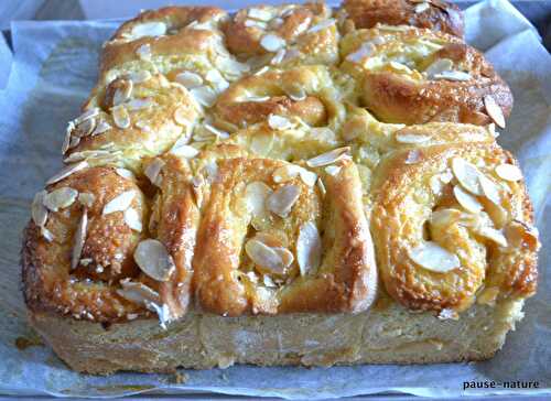 Brioche à la confiture poires-cardamome et amandes effilées