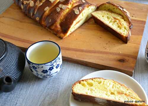 Brioche tressée amandes-abricots