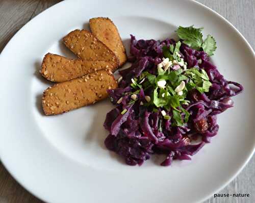 Chou rouge cuit au gingembre, noix de cajou, pomme et raisins secs