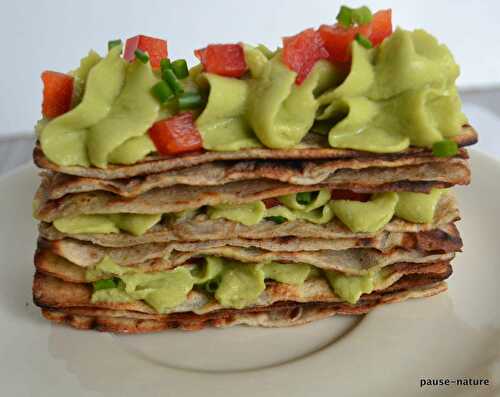 Crêpes à la crème de pois chiche et avocat comme un mille-feuilles