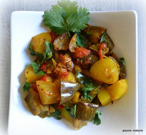Curry d'aubergine et pommes de terre (Aloo began)