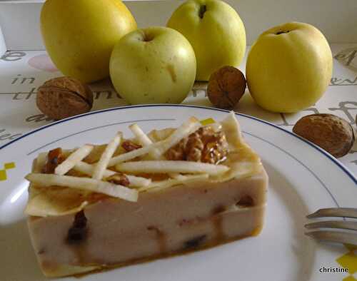 Entremets pommes-noix comme un mille feuilles