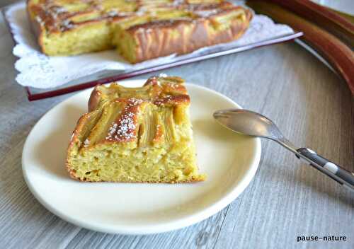 Gâteau à la rhubarbe-cardamome et amandes