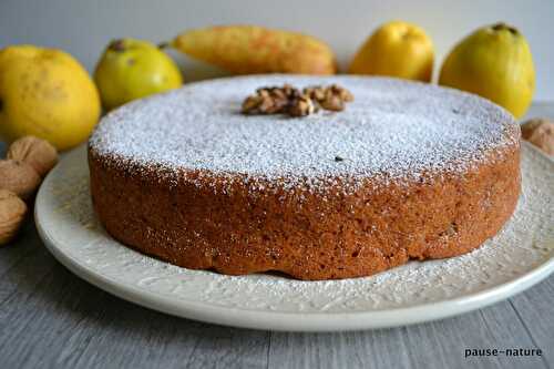 Gâteau aux blancs d'oeuf, noix et fruits du verger