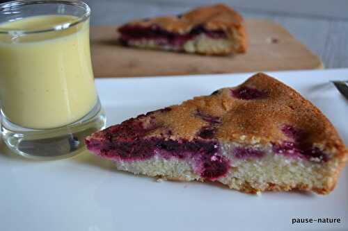 Gâteau aux blancs d'oeufs, poudre d'amandes et fruits rouges