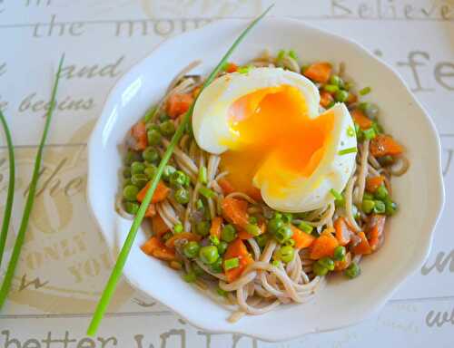 Oeuf mollet sur lit de soba aux légumes