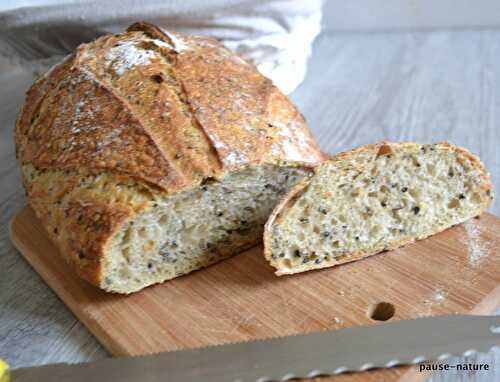 Pain au levain à la semoule, sésame noir et carvi noir