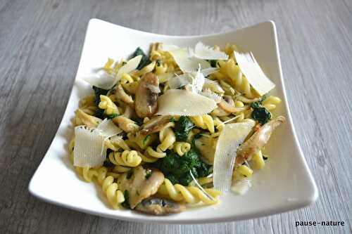 Pâtes aux épinards et  aux deux champignons