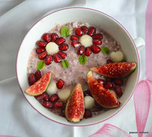 Petit déjeuner rose à la grenade