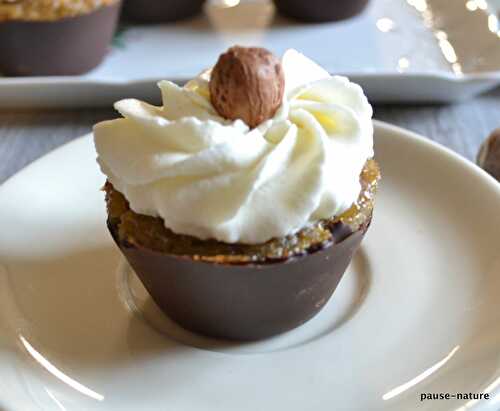 Petits gâteaux de riz en coque de chocolat comme des cupcakes